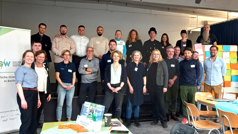 Gruppenbild mit Teilnehmenden der Veranstaltung Netzwerke vor Ort Gruppenbild mit Teilnehmenden der Veranstaltung Netzwerke vor Ort