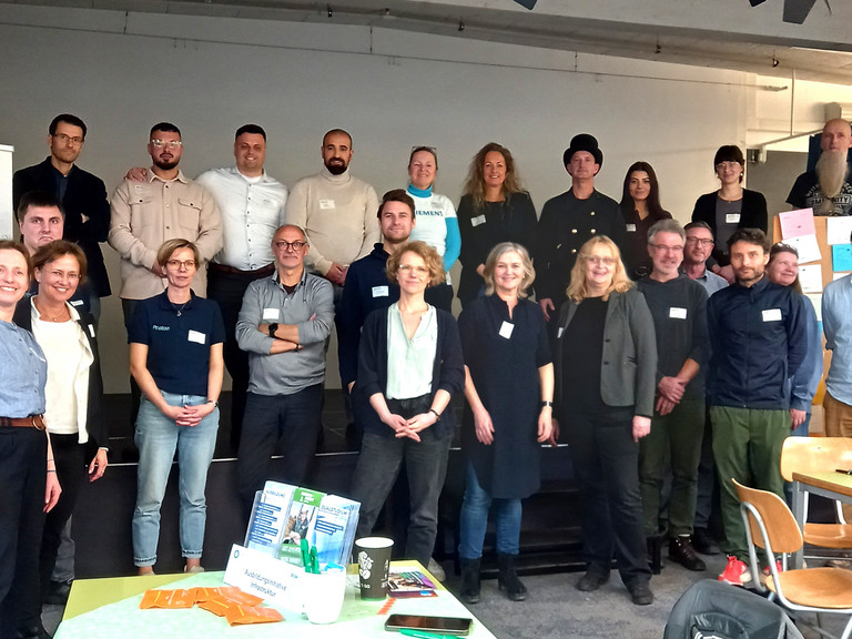 Gruppenbild mit Teilnehmenden der Veranstaltung Netzwerke vor Ort