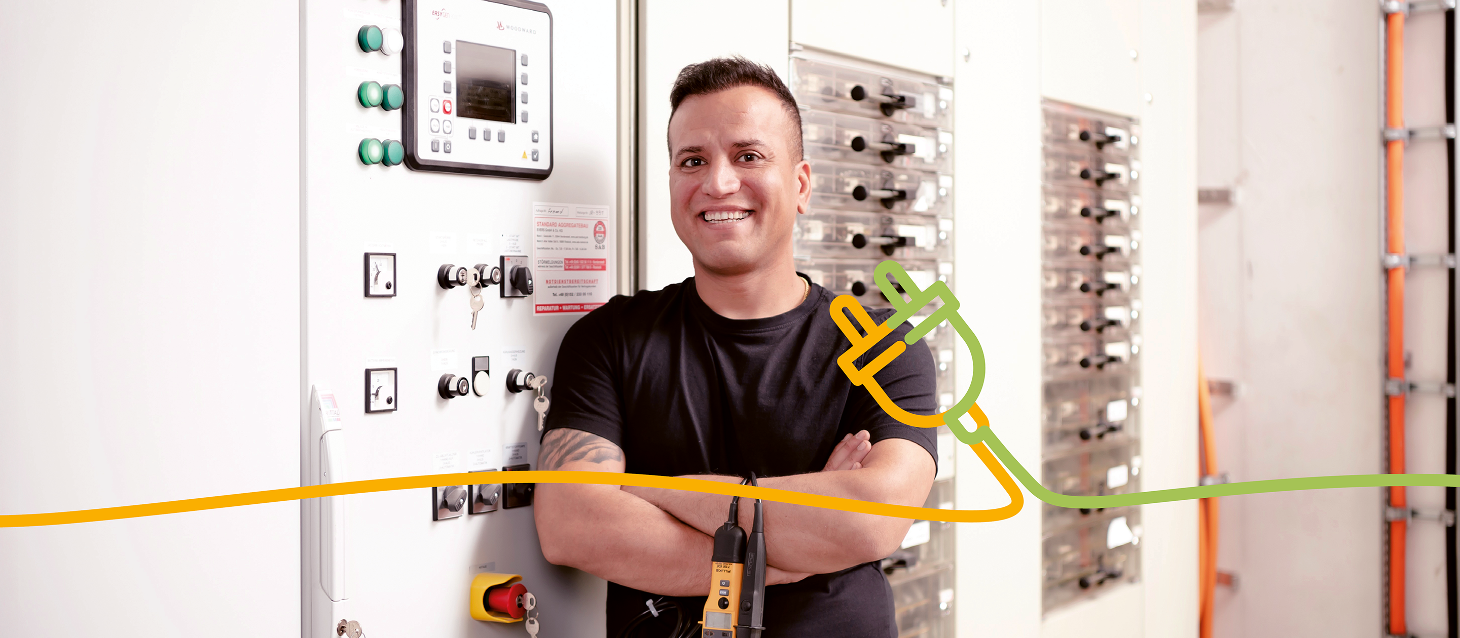 Elektroniker bei der Arbeit im Schaltschrank – Fachkraft für Elektrotechnik in modernem Industrieumfeld für Stellenanzeige im Elektrohandwerk