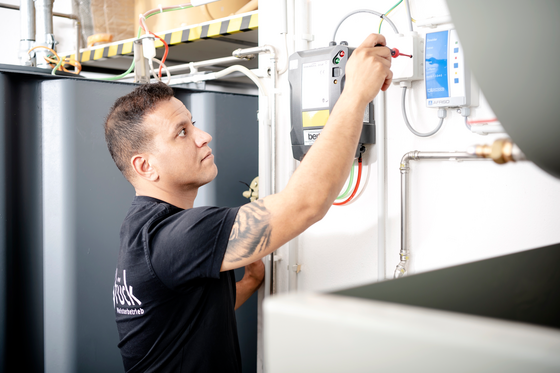 Auszubildender arbeitet an Stromkasten Auszubildender arbeitet an Stromkasten