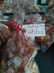 Gebackene Weihnachtsplätzchen in weihnachtlich bedruckten Klarsichttüten mit einem Anhänger mit der Beschriftung "Frohen Nikolaus" in der Küche der Gemeinde der Baptisten in Berlin-Schönberg beim 4. Azubitag der Auszubildenden von Werkstück Berlin mit Unterstützung von Immanuel Dienstleistungen 