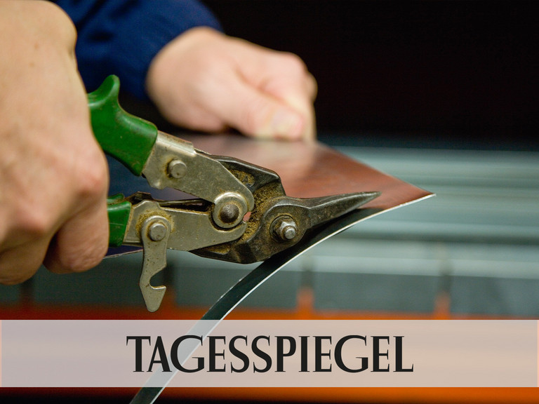 Blech wird geschnitten - Werkstück - Nachricht - Lese-Tipp - Ausbildung als Klempner bei Werkstück