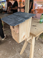 Vogelhaus aus Holz am Stand der Dachdecker-Innung