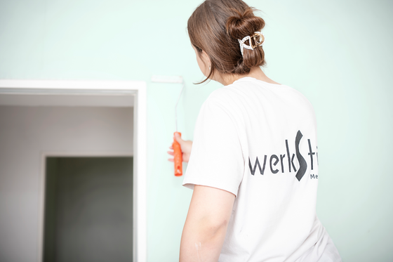 Auszubildende streicht Wand Auszubildende streicht Wand