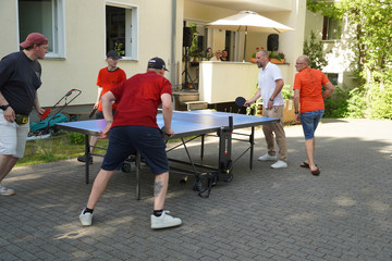 Trotz Hitze spielen einige Mitarbeiter Tischtennis Trotz Hitze spielen einige Mitarbeiter Tischtennis