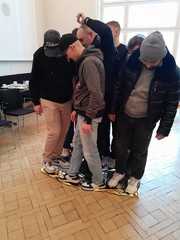 Eine Gruppe mehrerer Menschen steht eng beieinander auf einer begrenzten Fläche beim Teamtag vom Meisterbetrieb für Handwerk Werkstück Berlin zum Thema "Gute Kommunikation verbindet" in Berlin-Wannsee