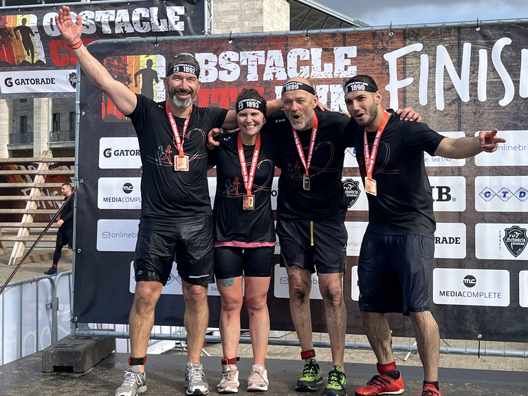 Team von Werkstück im Ziel beim Obstacle Run Berlin im Olympia Park