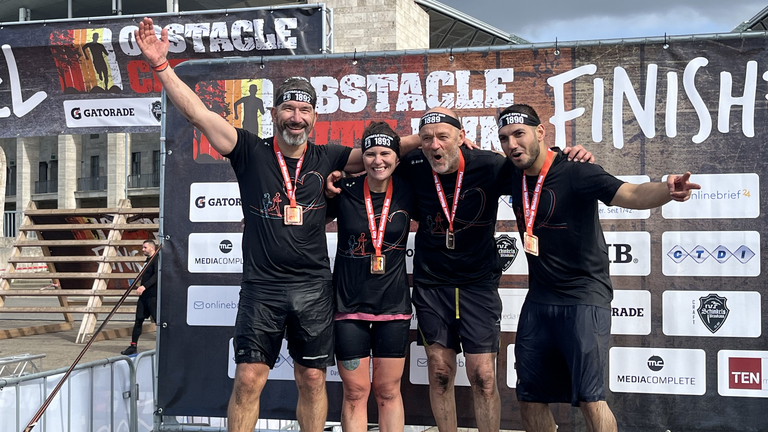 Team von Werkstück im Ziel beim Obstacle Run Berlin im Olympia Park