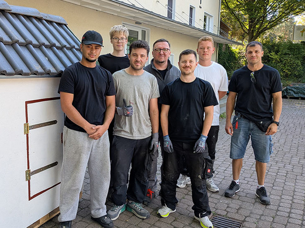 Die neuen Azubis der Firma Werkstück mit ihrem Ausbilder