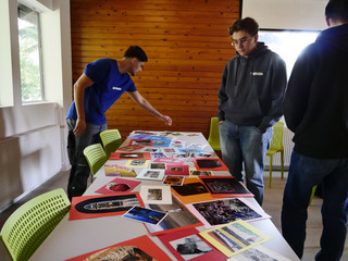 Auszubildende stehen an einem Tisch mit Materialien beim Azubi-Tag von Werkstück im Bootshaus am Wannsee